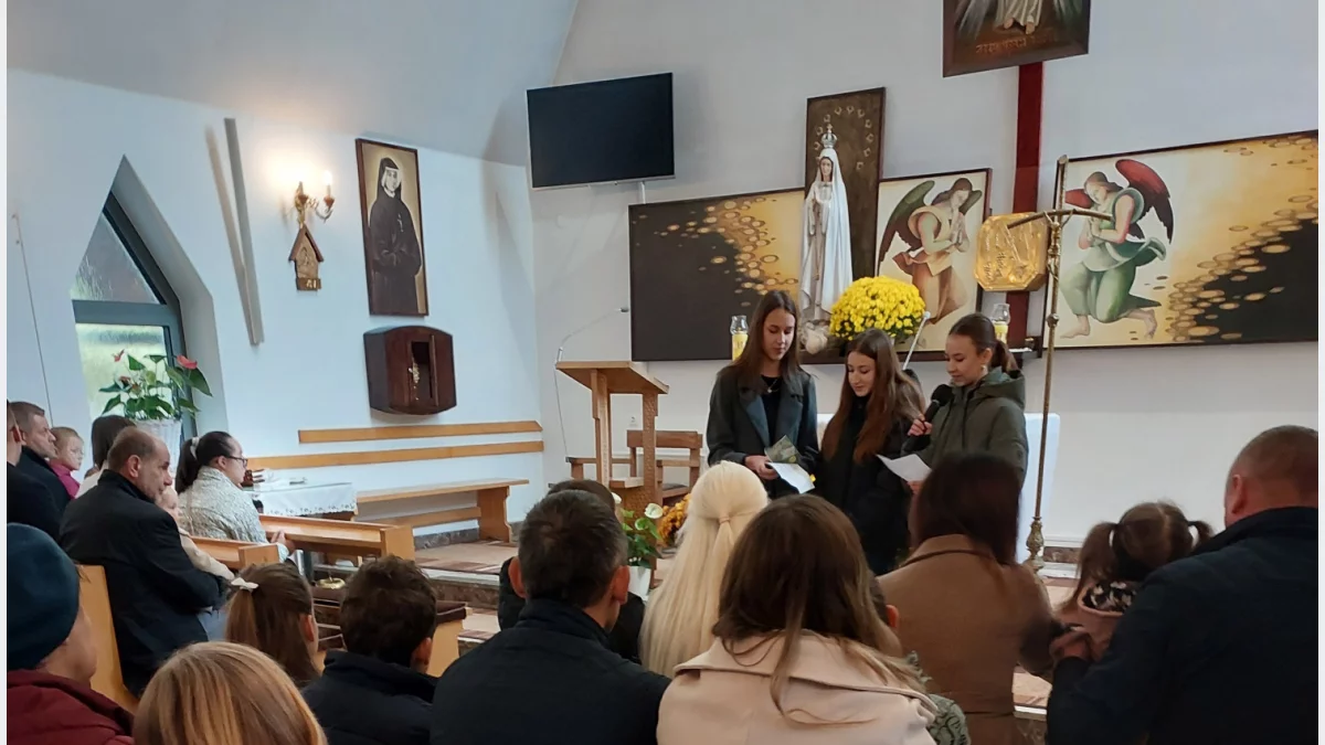 Uczniowie w trosce o seniorów/Fot: SP Stronie