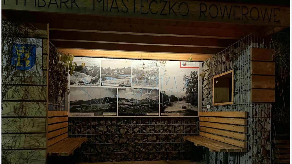 Akt wandalizmu - zniszczone przystanki i autobus/fot.: UG Tymbark