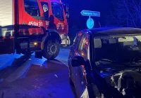 Samochód uderzył w bariery. 81-latek w szpitalu - zdjęcie główne