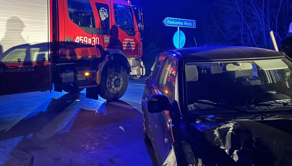 Samochód uderzył w bariery. 81-latek w szpitalu - zdjęcie 1