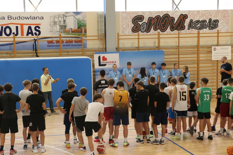 W ramach grantu „Młodzi samorządowcy w akcji!”odbyły się zawody sportowe dla dzieci i młodzieży z terenu Miasta Limanowa - zdjęcie 3