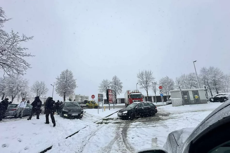 Opady śniegu w regionie. Samochody w rowach, ogromne korki - zdjęcie 4