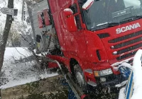 Opady śniegu w regionie. Samochody w rowach, ogromne korki - zdjęcie główne