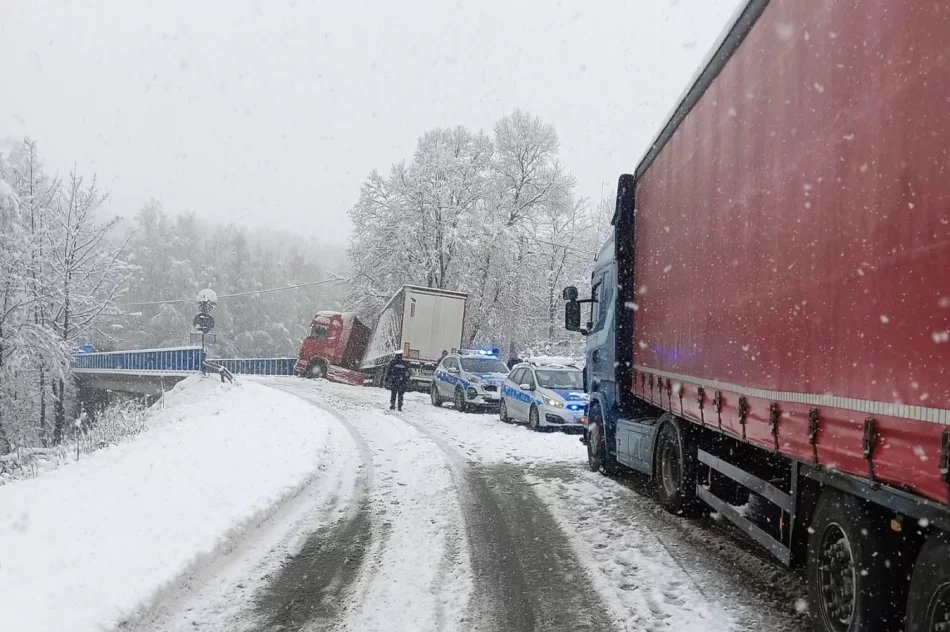 Opady śniegu w regionie. Samochody w rowach, ogromne korki - zdjęcie 5