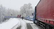 Opady śniegu w regionie. Samochody w rowach, ogromne korki - zdjęcie 5