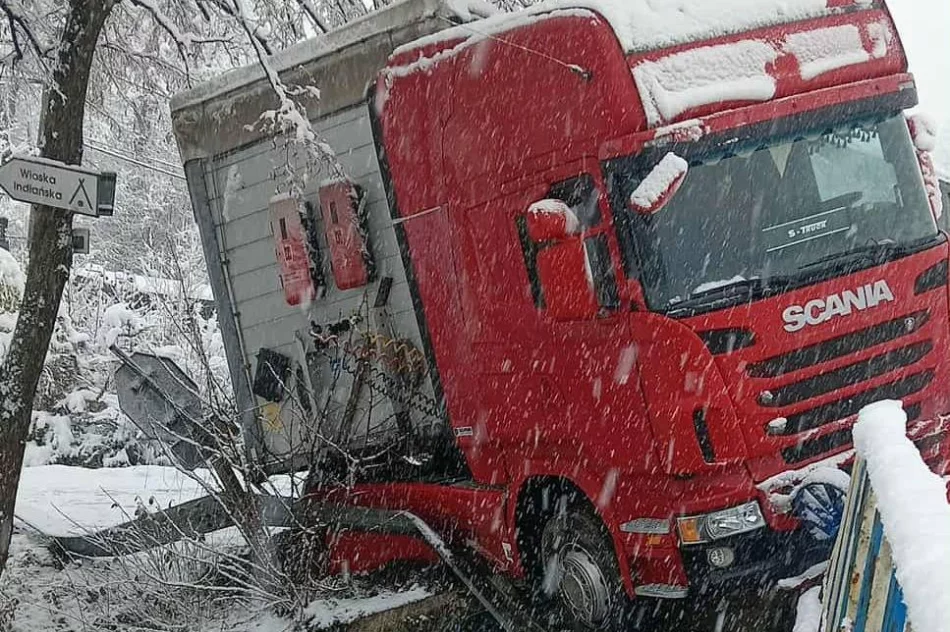 Opady śniegu w regionie. Samochody w rowach, ogromne korki - zdjęcie 6