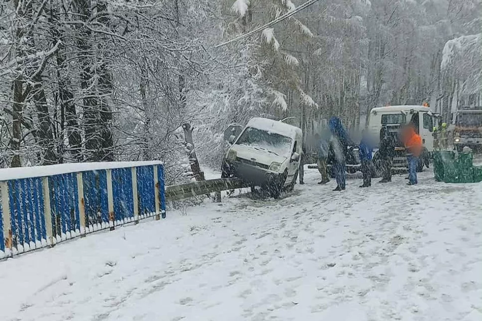 Opady śniegu w regionie. Samochody w rowach, ogromne korki - zdjęcie 8