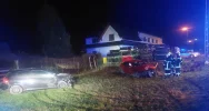 Po kolizji pojazdy uderzyły w słup i ogrodzenie - zdjęcie 2