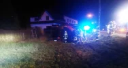 Po kolizji pojazdy uderzyły w słup i ogrodzenie - zdjęcie 3