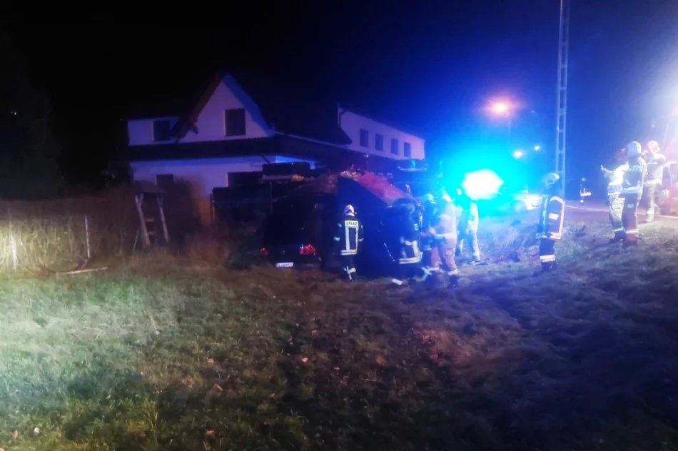 Po kolizji pojazdy uderzyły w słup i ogrodzenie - zdjęcie 3