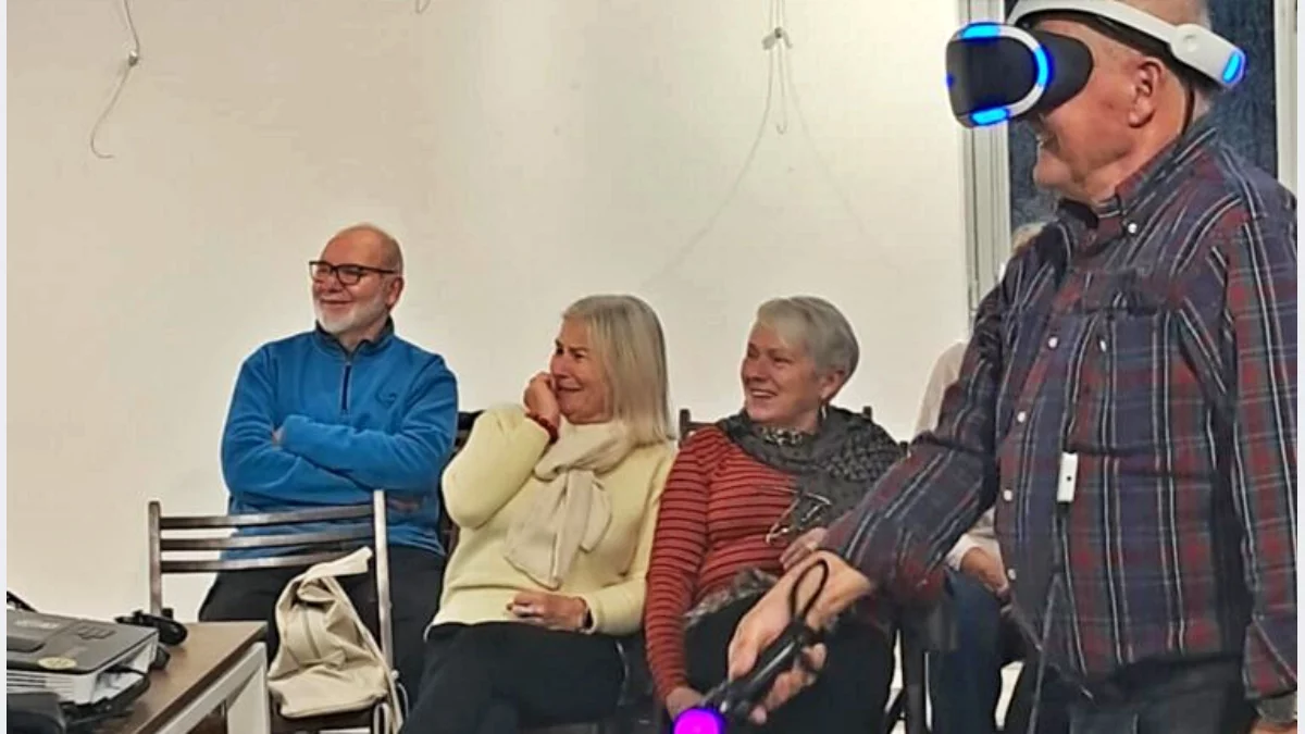 VR w bibliotece. Seniorzy i młodzi poznali technologię