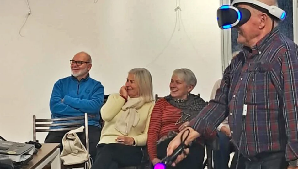 VR w bibliotece. Seniorzy i młodzi poznali technologię - zdjęcie 1