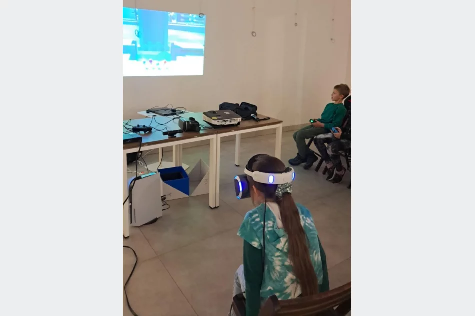VR w bibliotece. Seniorzy i młodzi poznali technologię - zdjęcie 2
