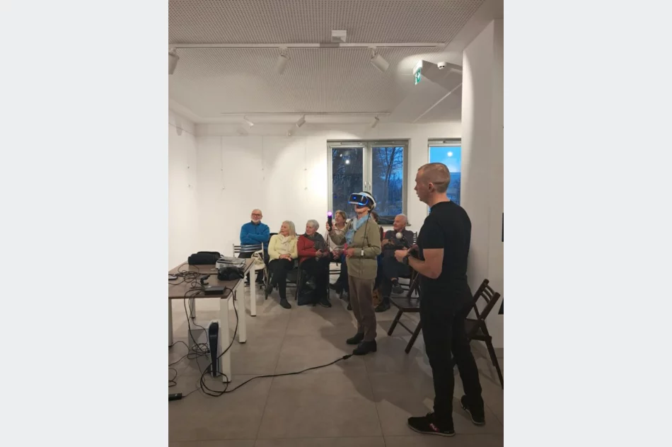 VR w bibliotece. Seniorzy i młodzi poznali technologię - zdjęcie 3