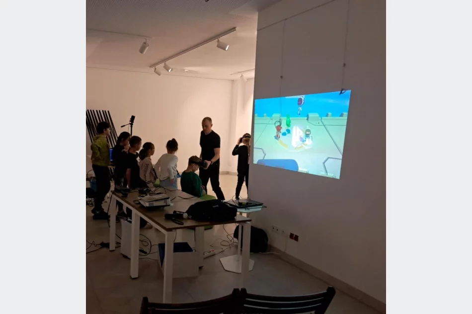 VR w bibliotece. Seniorzy i młodzi poznali technologię - zdjęcie 4