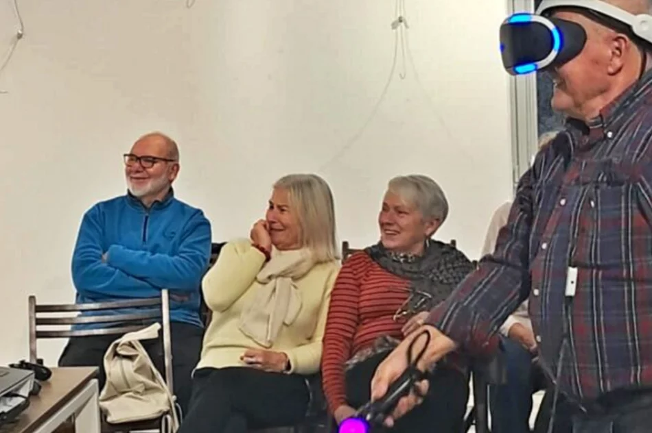 VR w bibliotece. Seniorzy i młodzi poznali technologię - zdjęcie 5