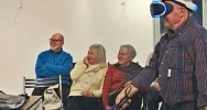 VR w bibliotece. Seniorzy i młodzi poznali technologię - zdjęcie 5