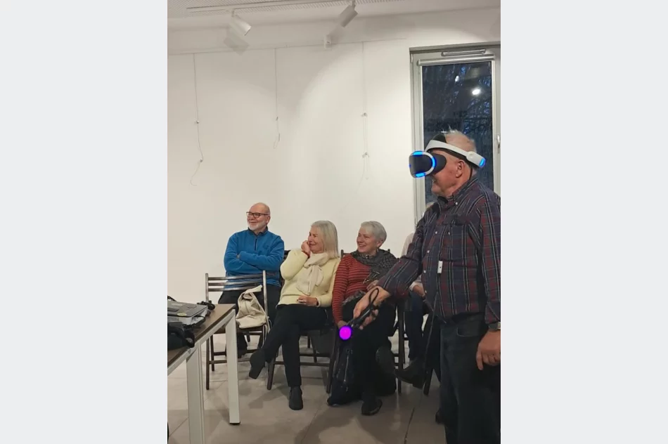 VR w bibliotece. Seniorzy i młodzi poznali technologię - zdjęcie 6