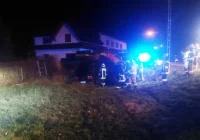 Po kolizji pojazdy uderzyły w słup i ogrodzenie - zdjęcie główne