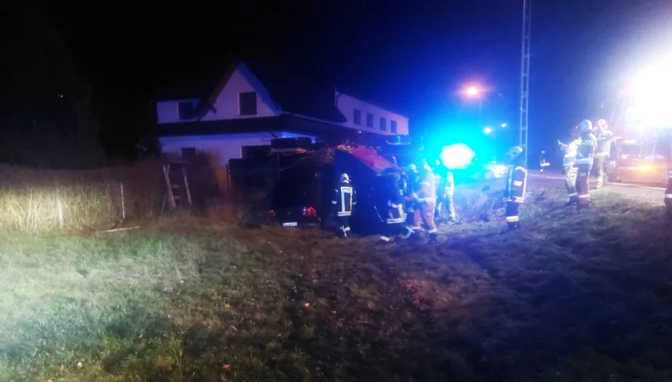 Po kolizji pojazdy uderzyły w słup i ogrodzenie - zdjęcie 1