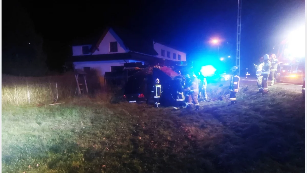 Po kolizji pojazdy uderzyły w słup i ogrodzenie