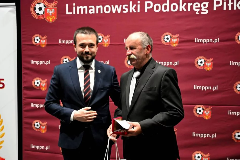 W Limanowej świętowano 40 lat działalności Limanowskiego Podokręgu Piłki Nożnej - zdjęcie 13