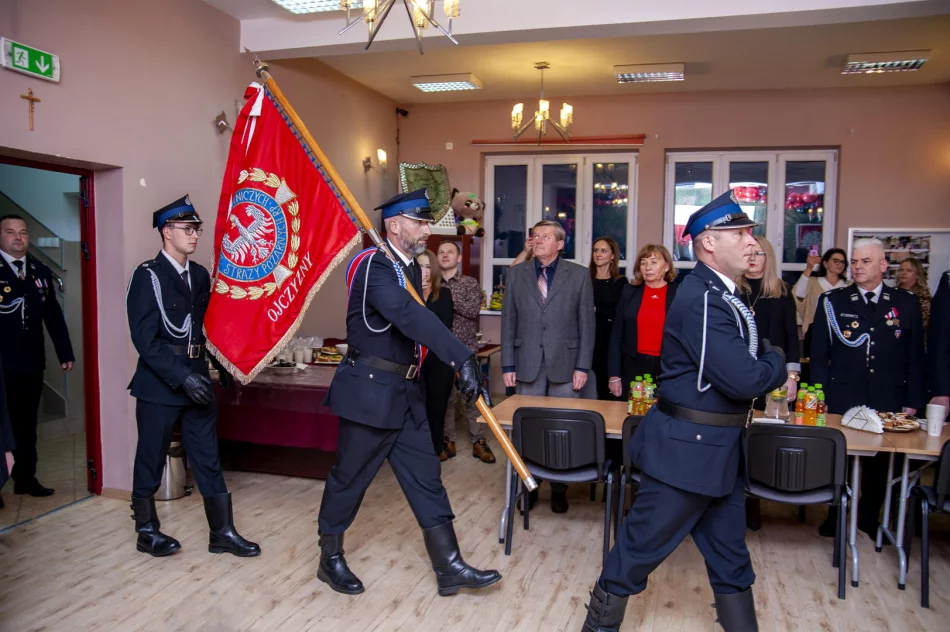 Uroczyste ślubowanie i pasowanie adeptów Młodzieżowej Drużyny Pożarniczej w Limanowej - zdjęcie 3