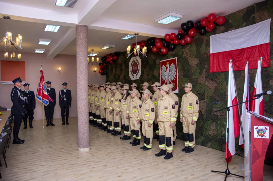 Uroczyste ślubowanie i pasowanie adeptów Młodzieżowej Drużyny Pożarniczej w Limanowej - zdjęcie 6