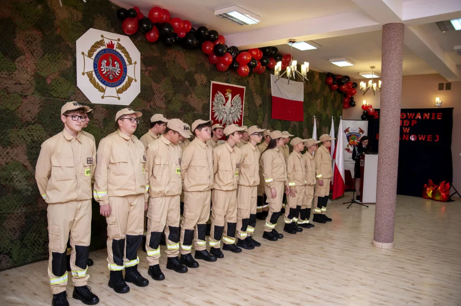 Uroczyste ślubowanie i pasowanie adeptów Młodzieżowej Drużyny Pożarniczej w Limanowej - zdjęcie 9