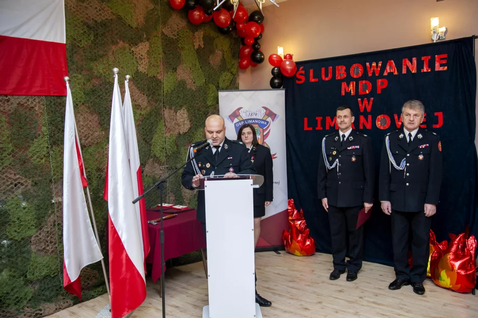 Uroczyste ślubowanie i pasowanie adeptów Młodzieżowej Drużyny Pożarniczej w Limanowej - zdjęcie 10