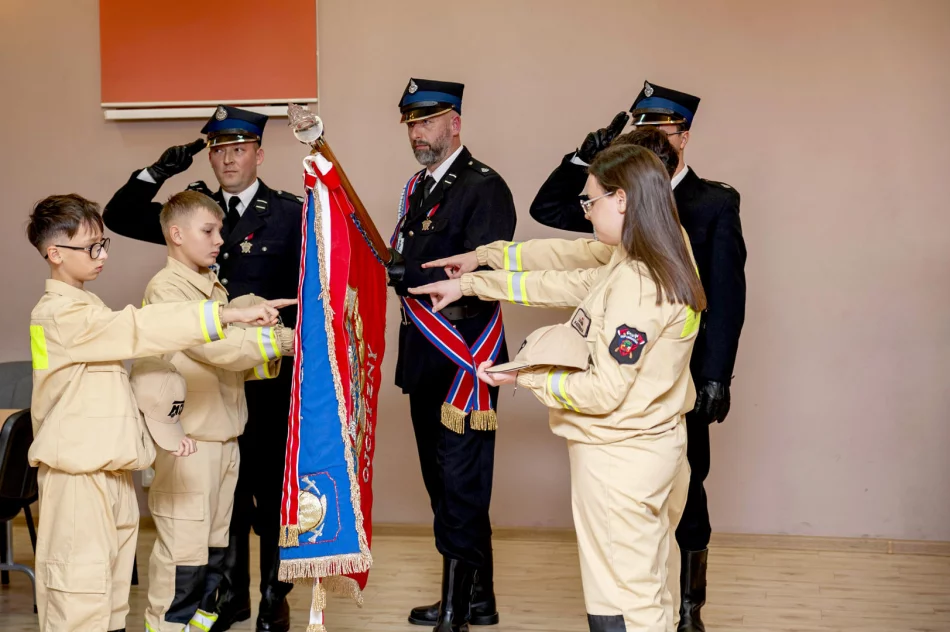 Uroczyste ślubowanie i pasowanie adeptów Młodzieżowej Drużyny Pożarniczej w Limanowej - zdjęcie 14