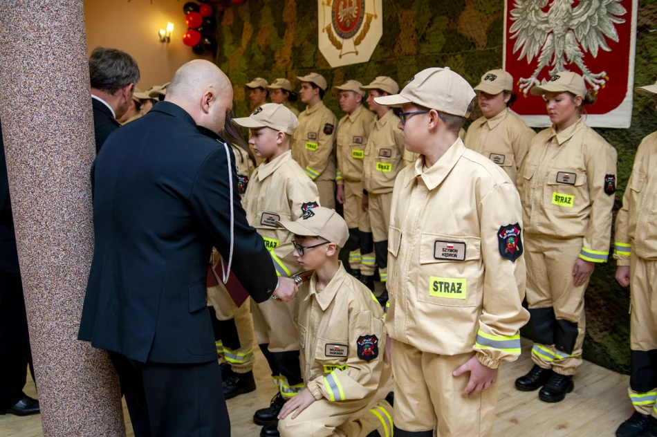 Uroczyste ślubowanie i pasowanie adeptów Młodzieżowej Drużyny Pożarniczej w Limanowej - zdjęcie 17