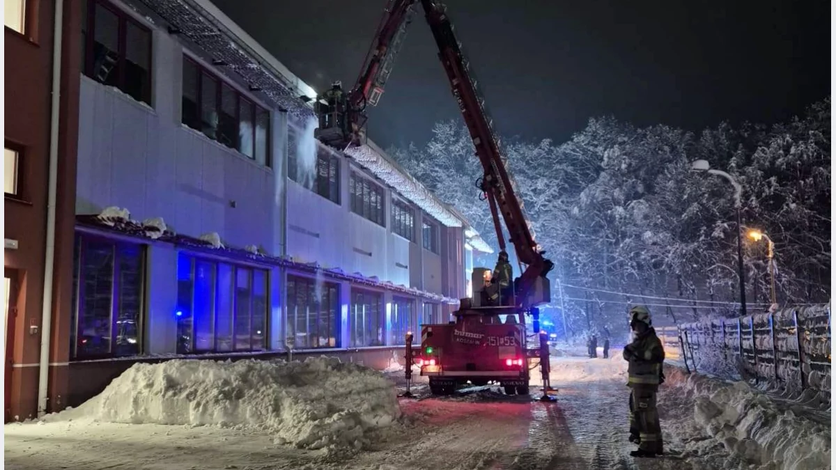Uszkodzona konstrukcja na budynku firmy w Limanowej/fot.: OSP Łososina Górna