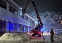 Uszkodzona konstrukcja nad wejściem do firmy - zdjęcie główne