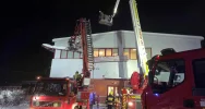 Uszkodzona konstrukcja nad wejściem do firmy - zdjęcie 2