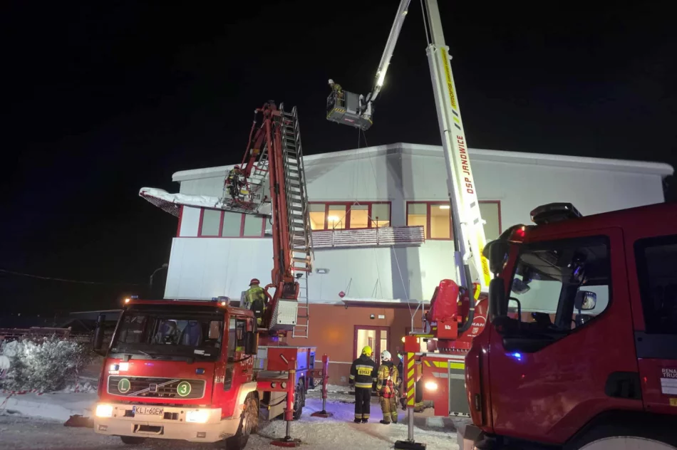 Uszkodzona konstrukcja nad wejściem do firmy - zdjęcie 2