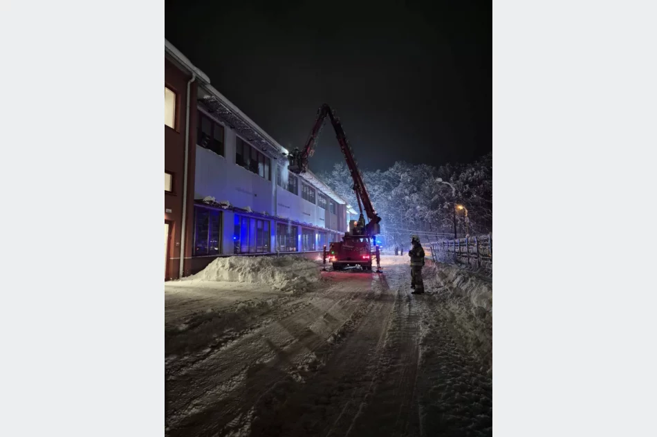 Uszkodzona konstrukcja nad wejściem do firmy - zdjęcie 3