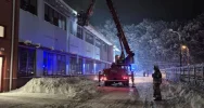 Uszkodzona konstrukcja nad wejściem do firmy - zdjęcie 3