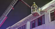 Uszkodzona konstrukcja nad wejściem do firmy - zdjęcie 4