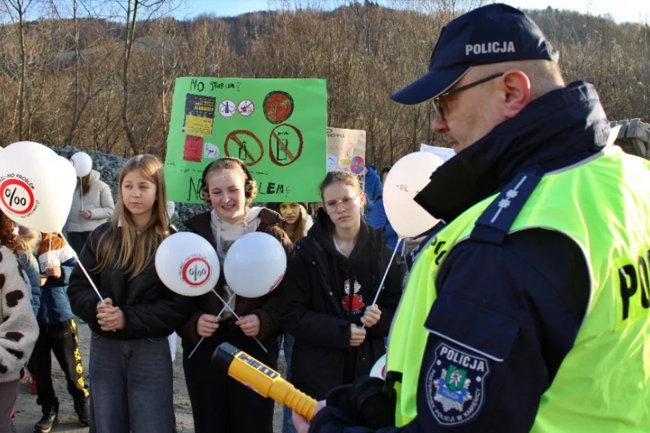 Uczniowie i policjanci przypomnieli kierowcom o trzeźwości - zdjęcie 3