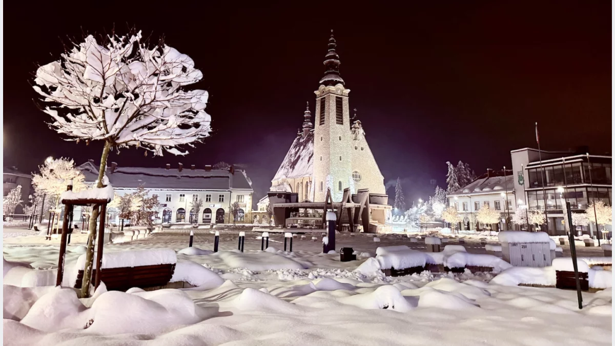 Rynek oraz Bazylika Matki Boskiej Bolesnej w Limanowej zimą 2025 r. (zdjęcie nocne)