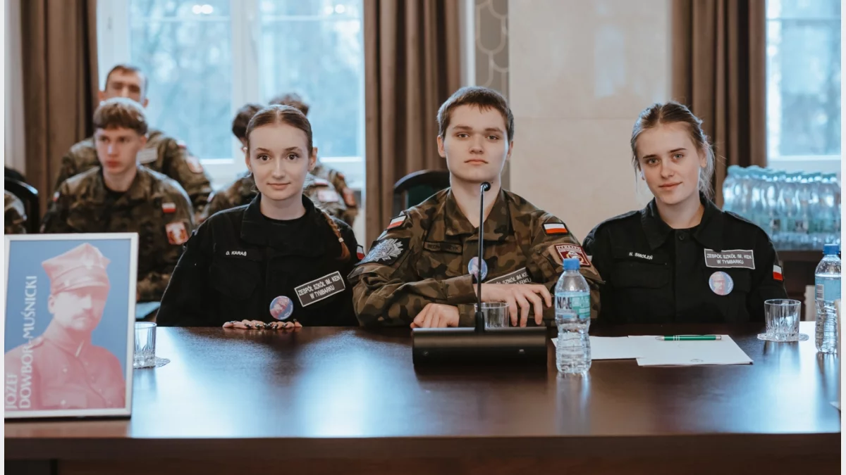 Tymbark na podium konkursu „Na Straży Niepodległej”/fot.: ZS im. KEN Tymbark