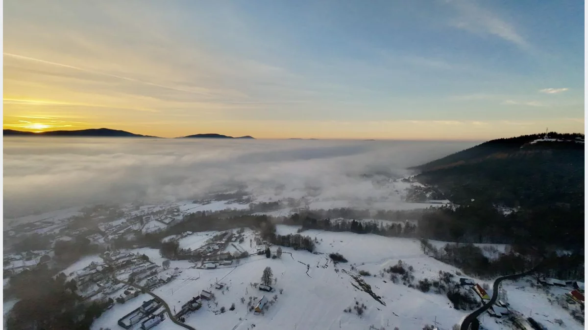Dzisiejsze mgły przy zachodzie słońca nad Limanową