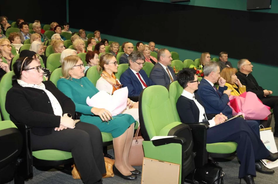 Limanowski Uniwersytet Trzeciego Wieku świętował 15-lecie - zdjęcie 11