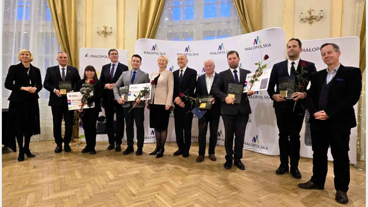 Przemysław Bukowiec (piąty od lewej) otrzymał nagrodę „Pamięć i Tożsamość”/fot.: UG Słopnice
