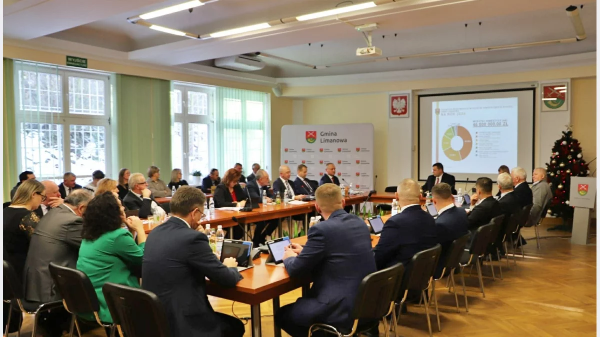 Wójt: "wyskrobaliśmy się z piwnicy na dach”