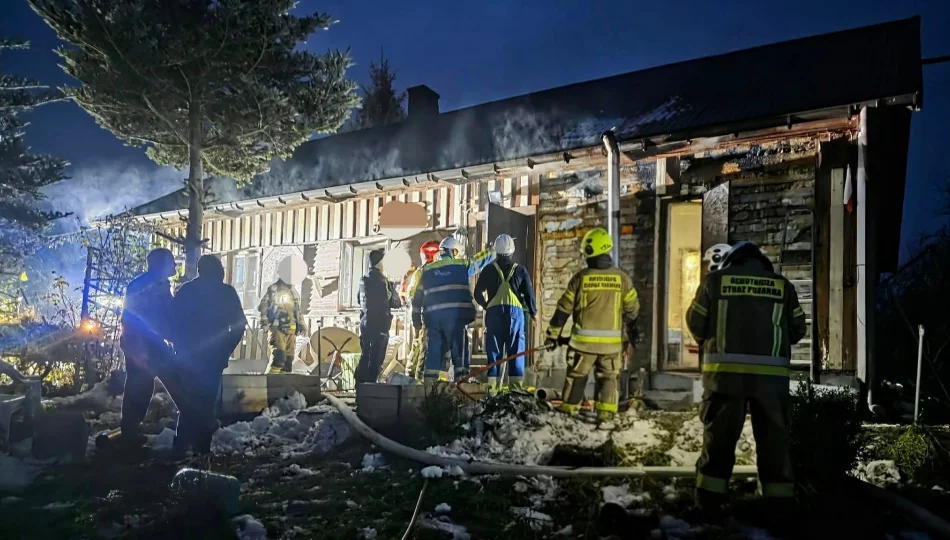 ​Pożar drewnianego domu. Strażacy zbudowali 300 m linii wodnej - zdjęcie 1