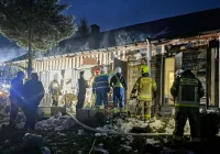 ​Pożar drewnianego domu. Strażacy zbudowali 300 m linii wodnej - zdjęcie główne