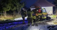 ​Pożar drewnianego domu. Strażacy zbudowali 300 m linii wodnej - zdjęcie 2
