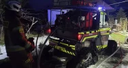 ​Pożar drewnianego domu. Strażacy zbudowali 300 m linii wodnej - zdjęcie 3